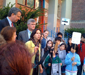Bill de Blasio and Debby Lee Cohen - Earth Day 2010, Styrofoam Ban press conference